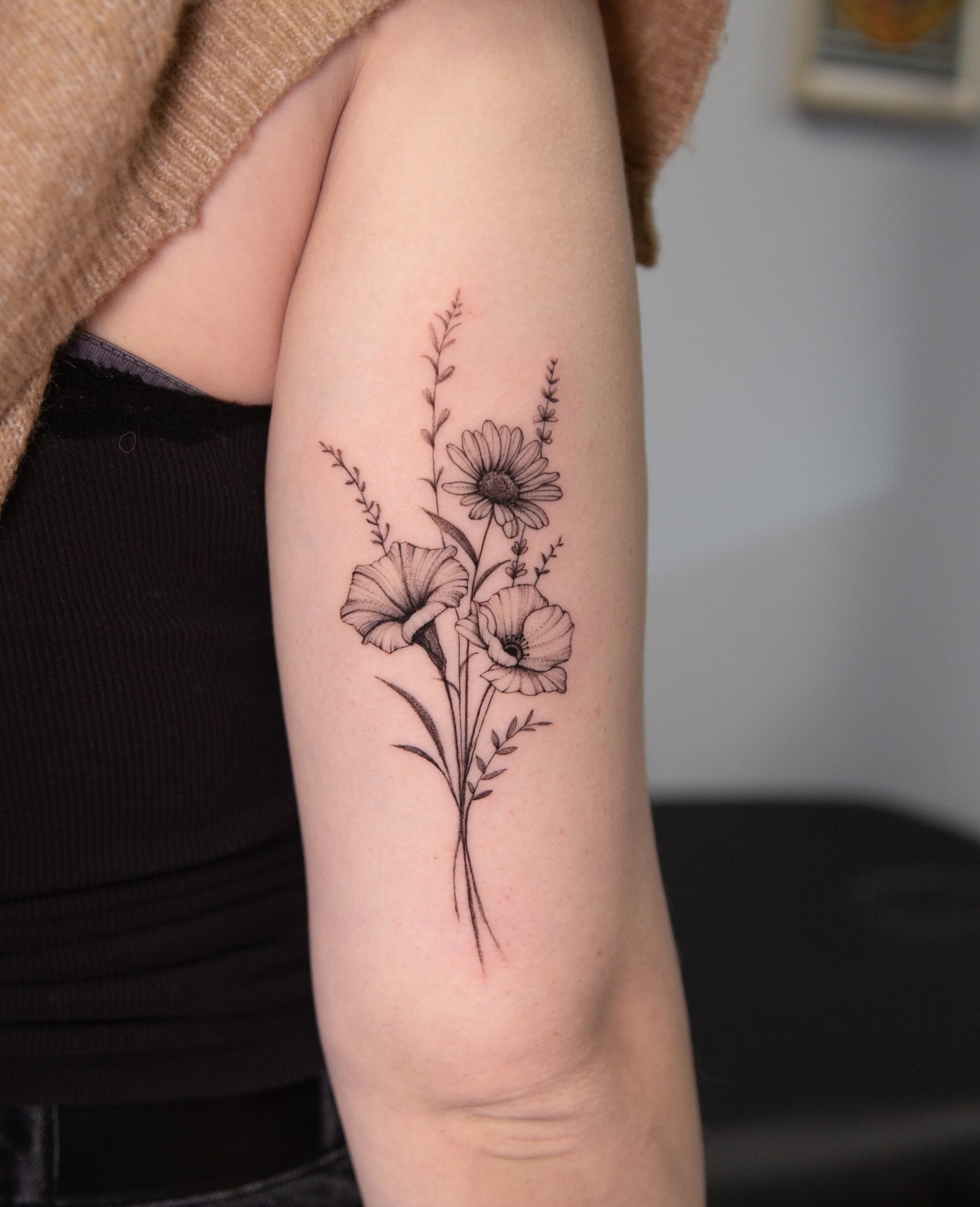 Tatouage botanique fine ligne branche d'olivier