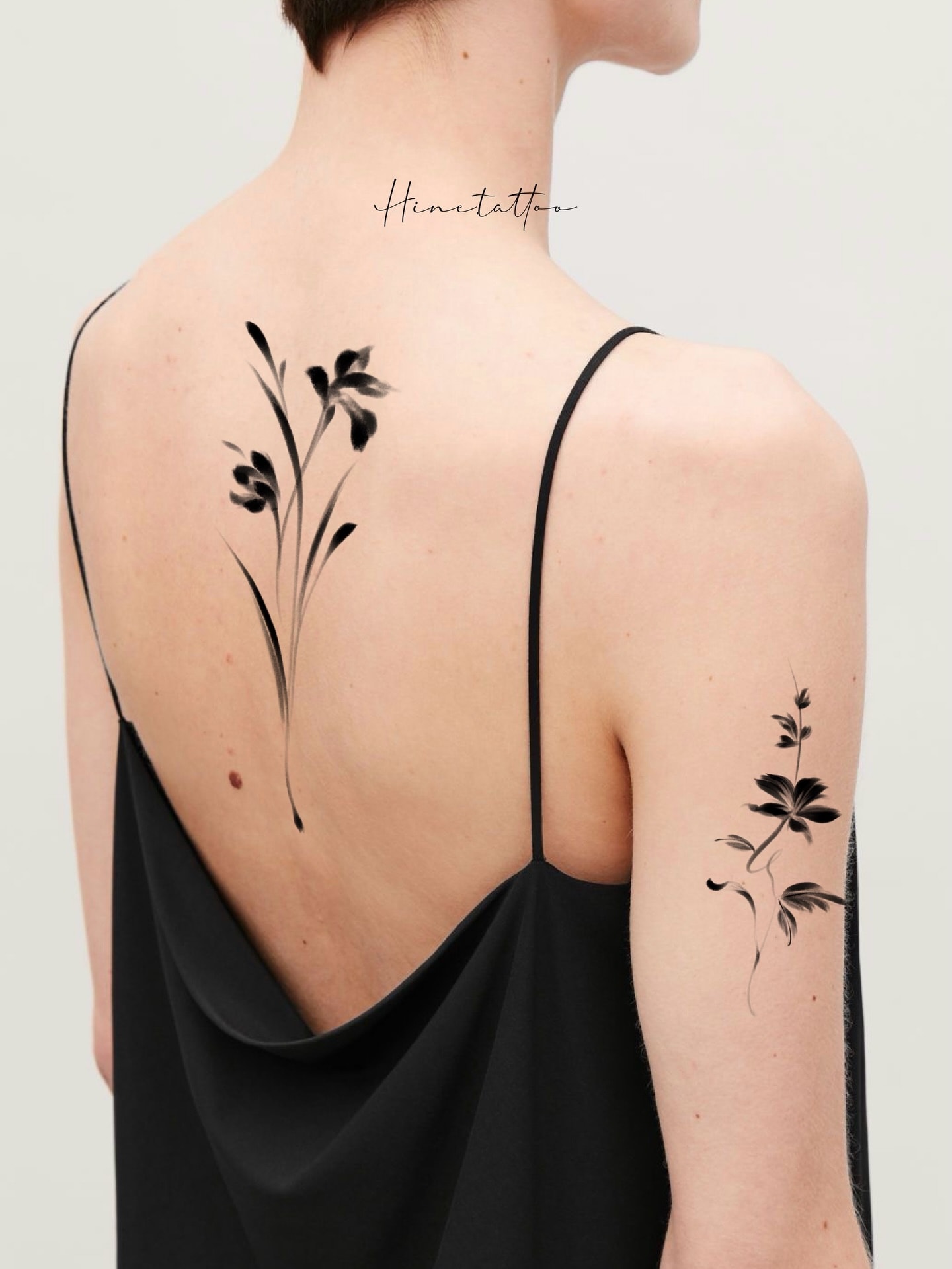 Tatouage pivoine fantôme en soft shading délicat